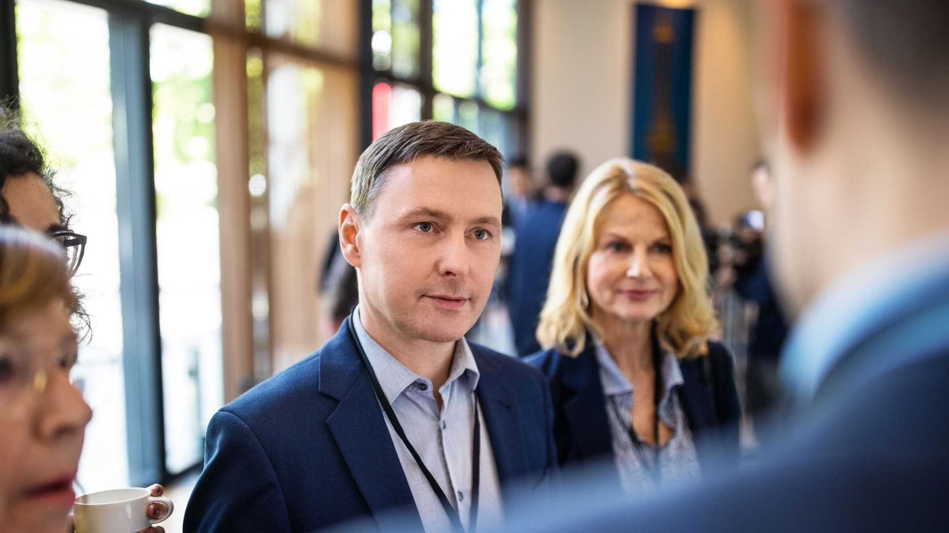 Unternehmensfachleute diskutieren während der Auftaktveranstaltung im Hotel
