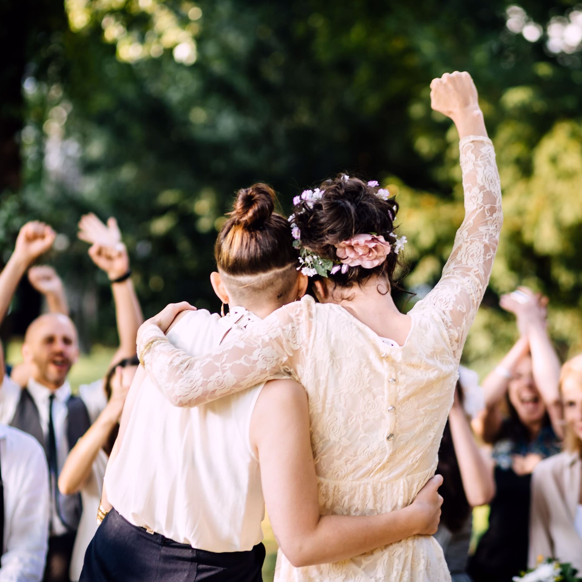 Lesbisches Paar feiert seine Hochzeit mit Freunden