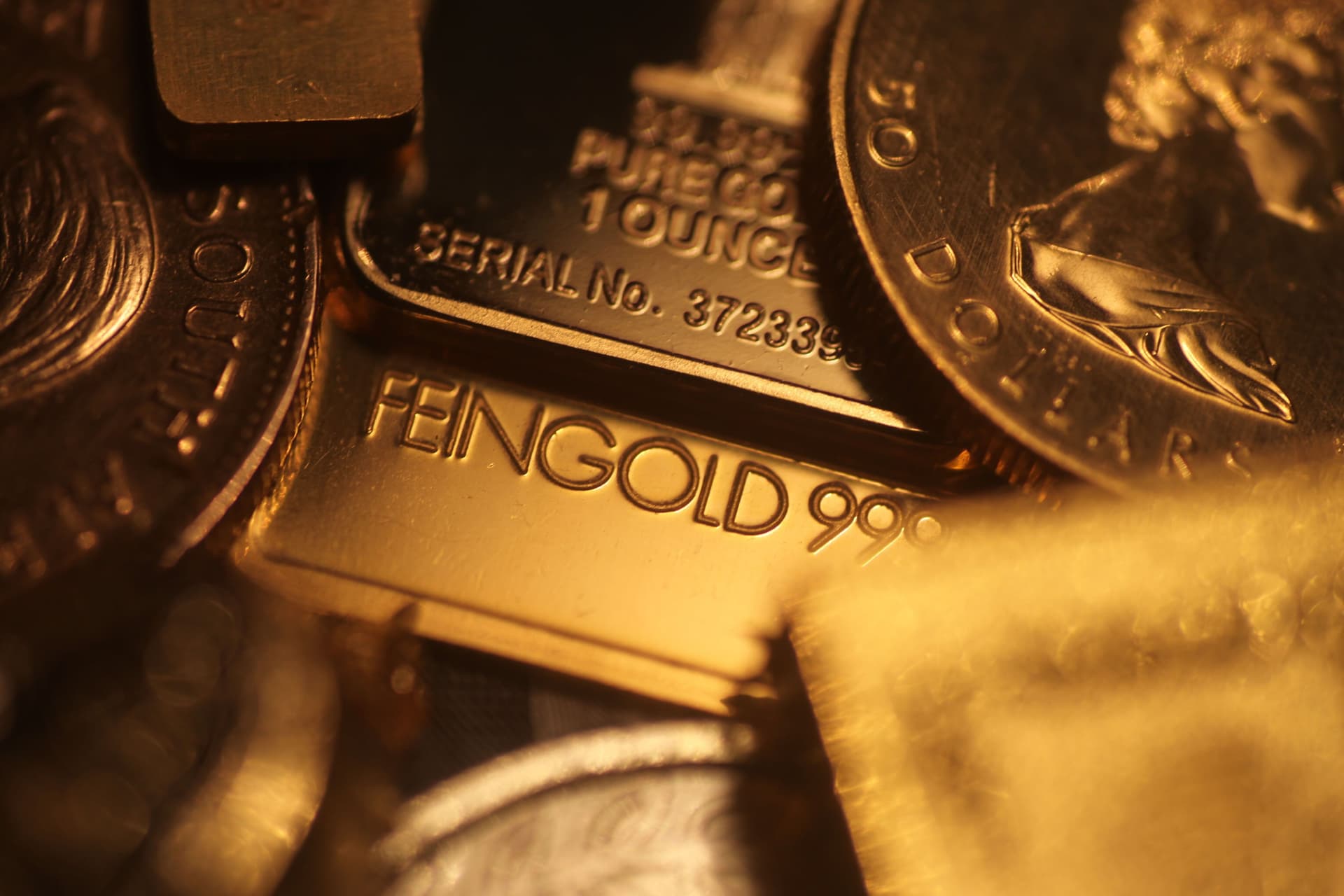 Goldmünzen und Goldbarren
