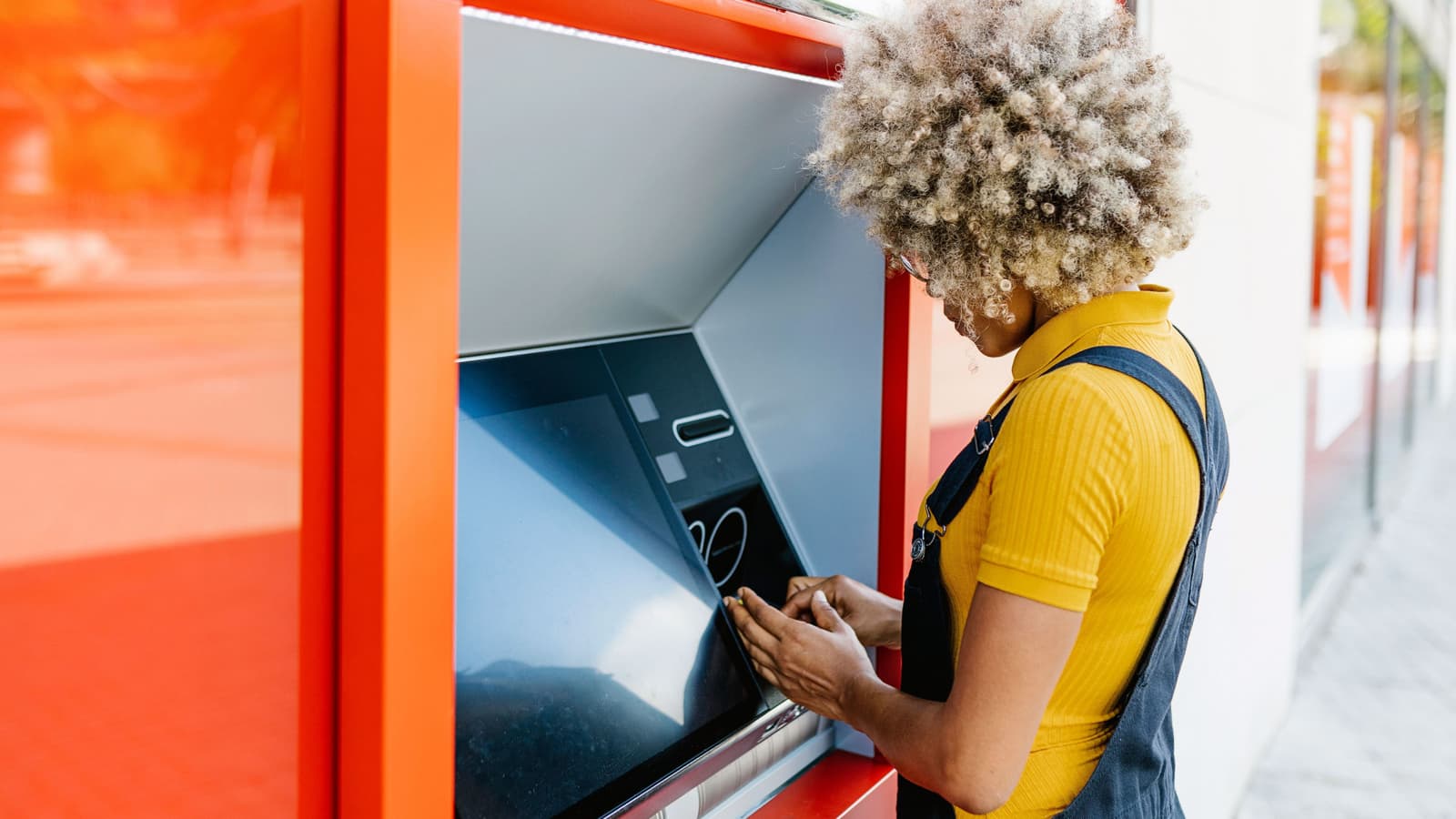 Bargeld einzahlen am Schalter & Automaten Sparkasse.de