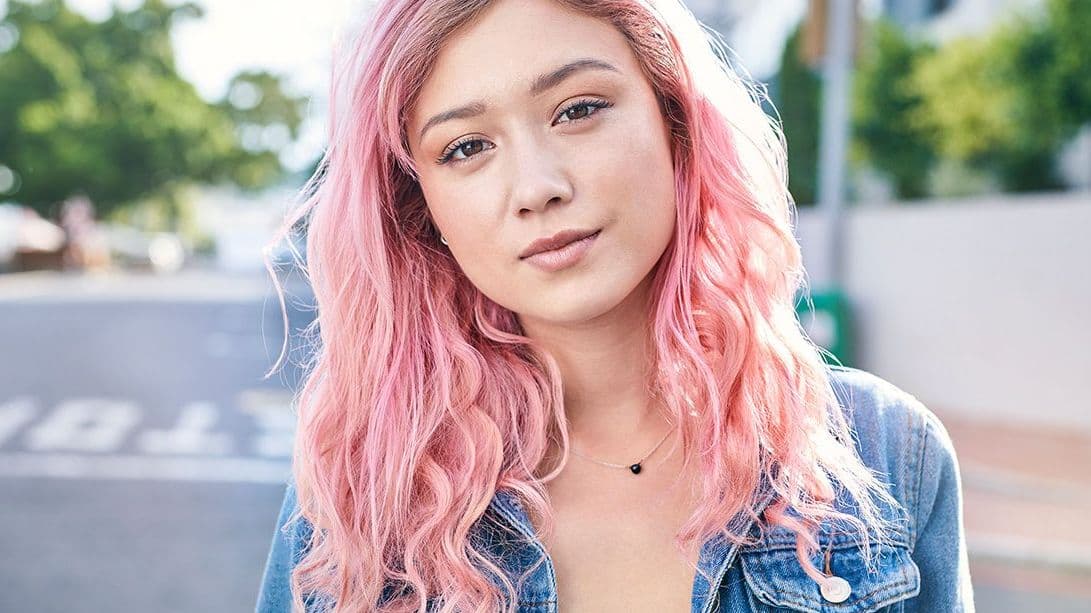 Eine junge Frau mit rosa Haaren