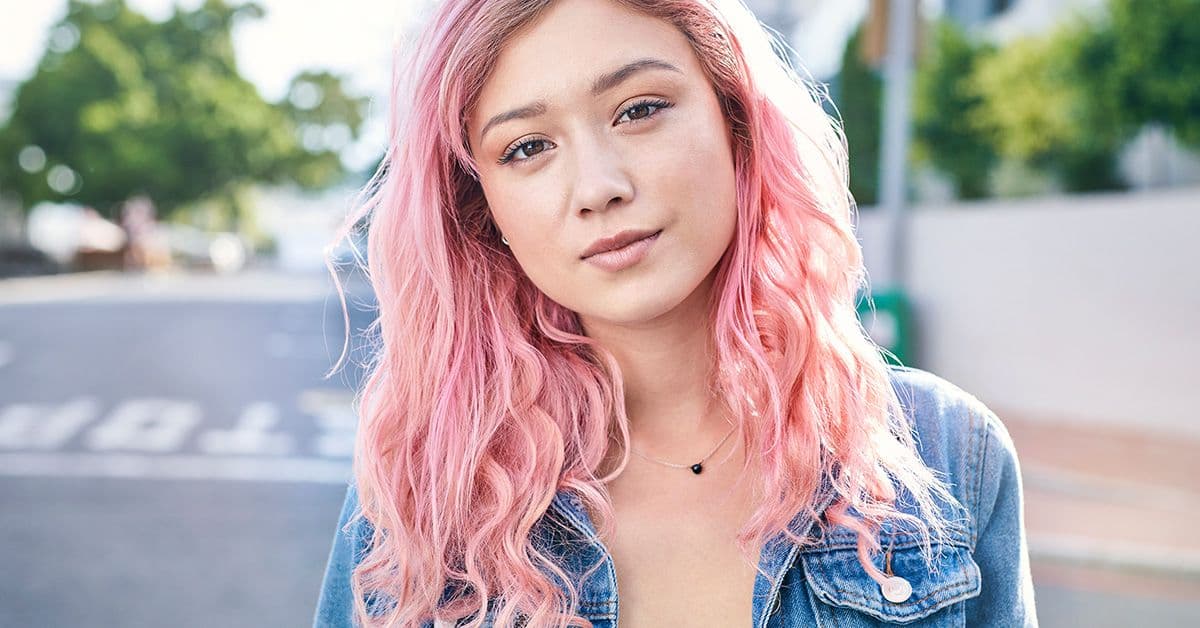 Eine junge Frau mit rosa Haaren