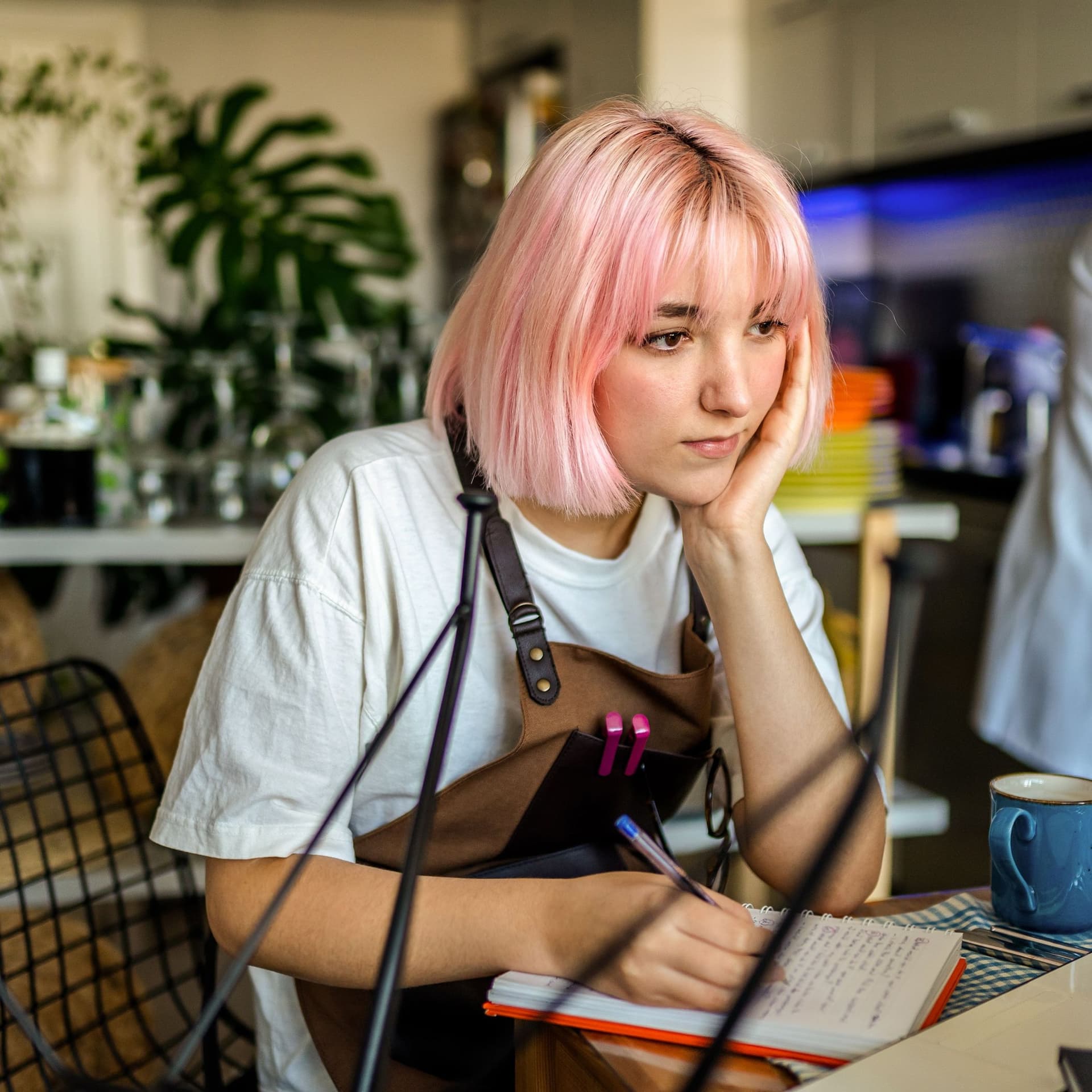 Studentin macht eine Lernpause während ihrer Arbeitszeit im Cafè.