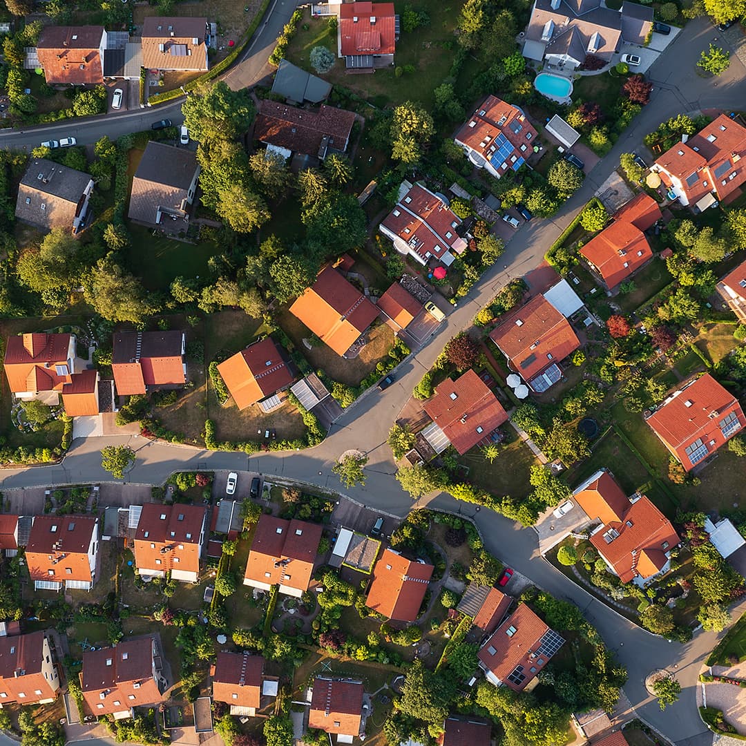 kleinstadt-aus-der-vogelperspektive-GI-2218737861-fb-bp