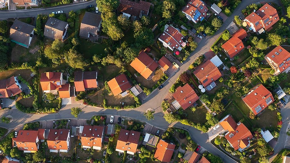 kleinstadt-aus-der-vogelperspektive-GI-2218737861-fb-lp