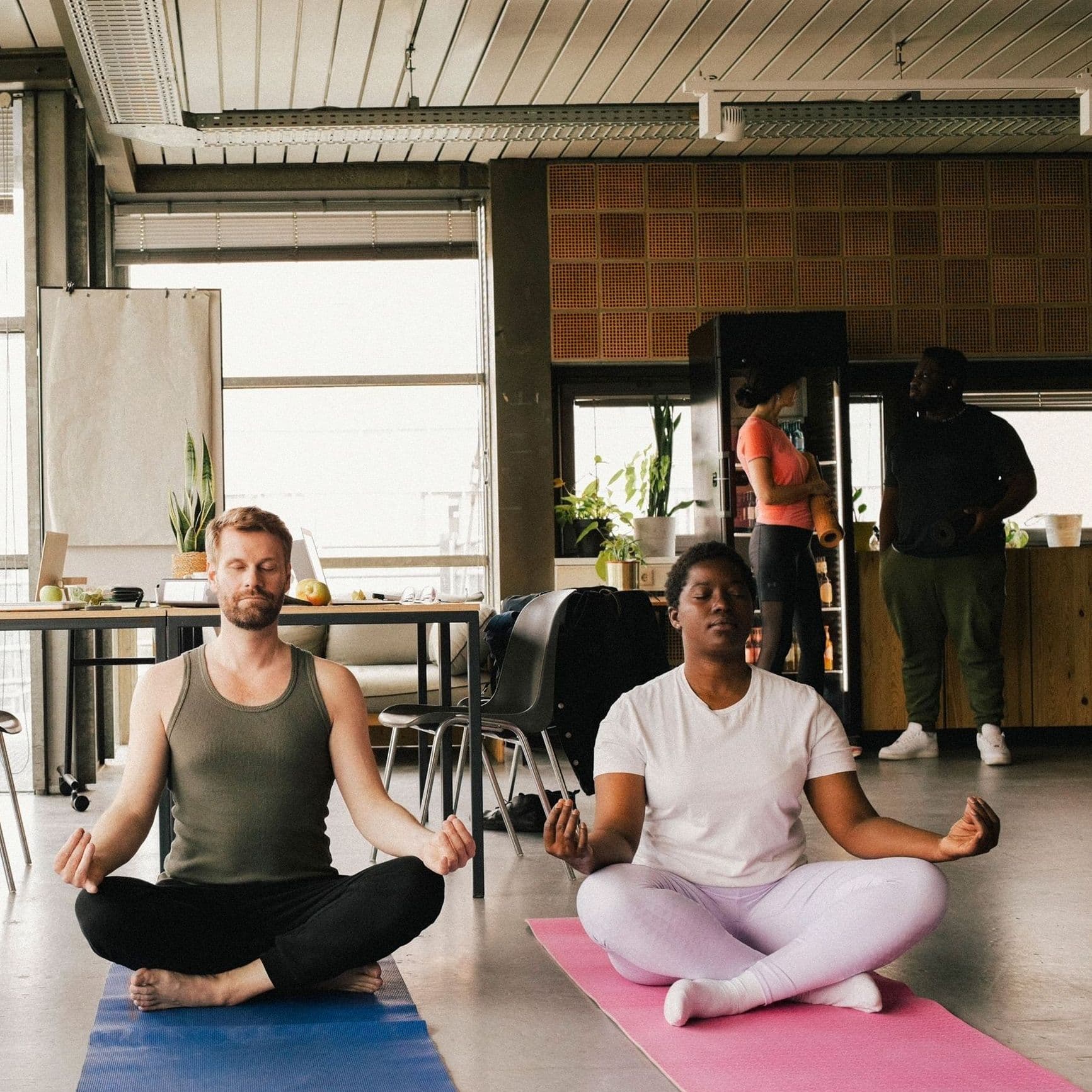 Kollegen machen Yoga im Büro