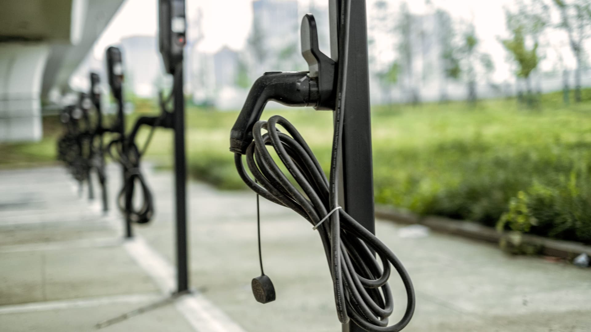 urbane Ladesäulen für Elektrofahrzeuge neben Wiese