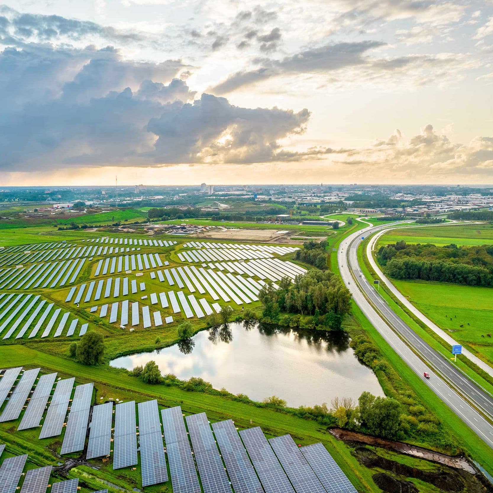 Luftbild mit Solaranlagen im Grünen