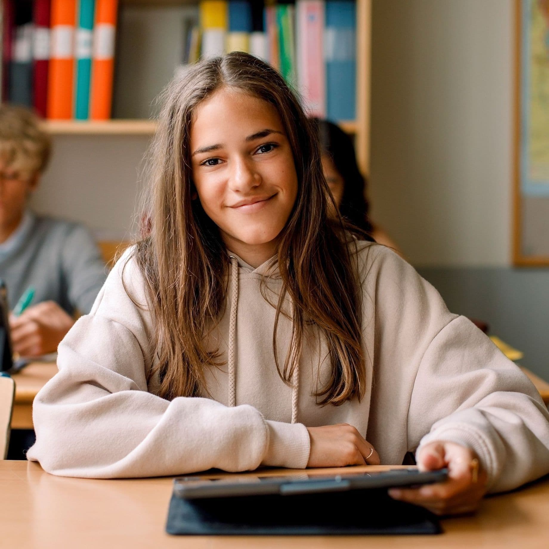 Mädchen am Tisch in Klassenraum