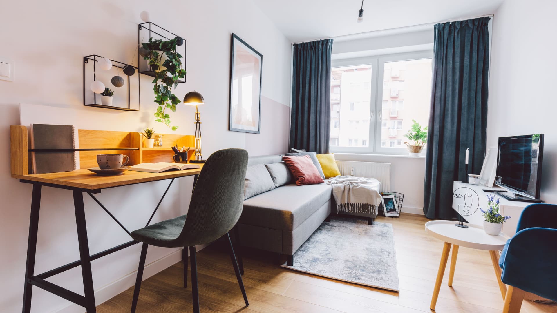 Ein modern eingerichtetes Zimmer im Skandi-Stil.Home-Staging.