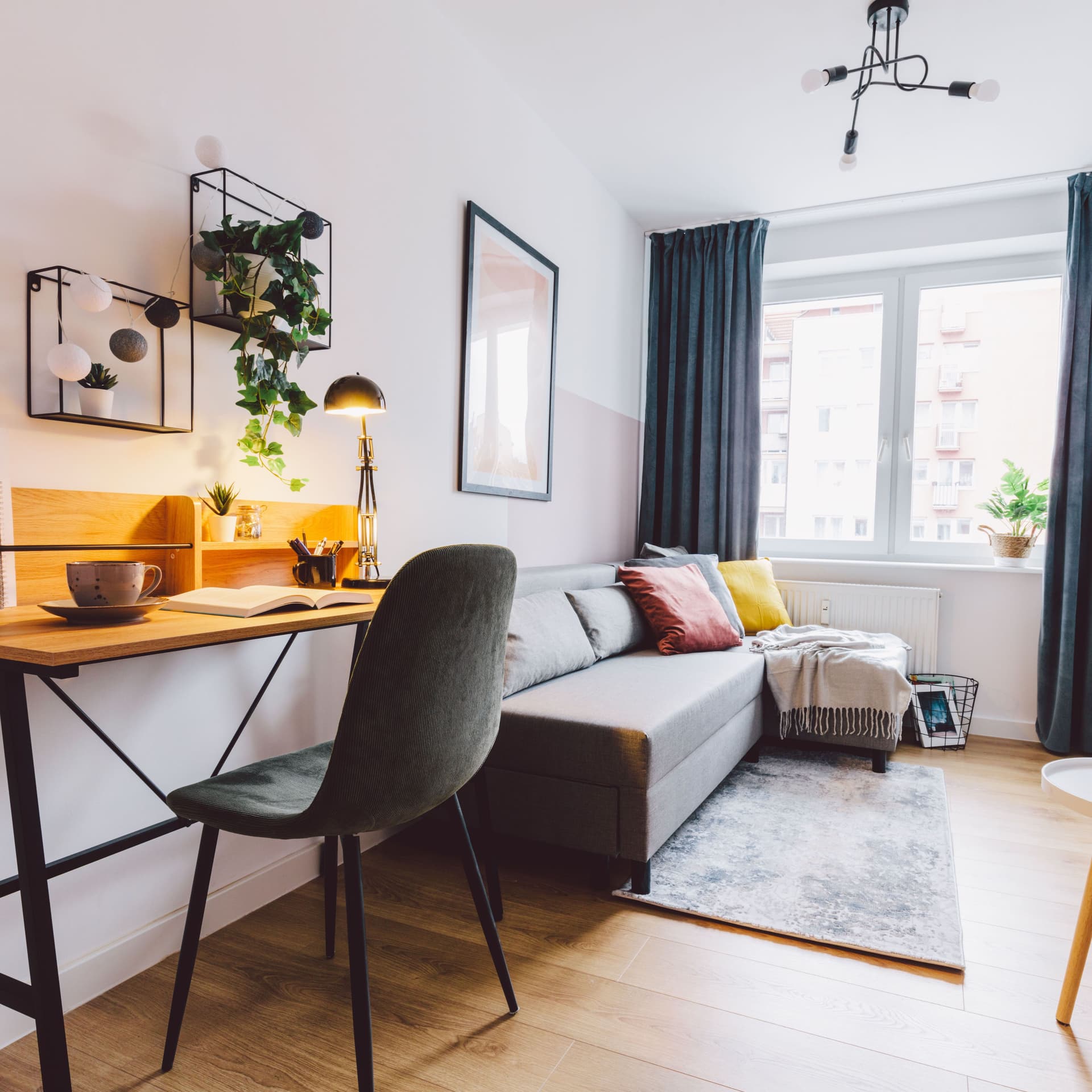 Ein modern eingerichtetes Zimmer im Skandi-Stil.Home-Staging.
