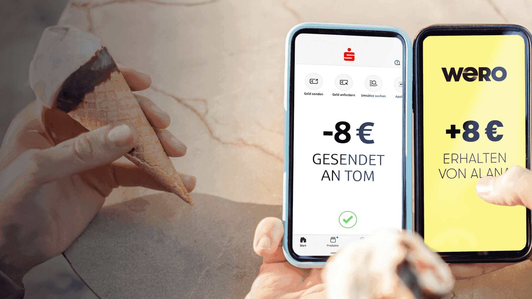 Zwei Smartphones mit geöffneter Sparkassen-App, die sich gegenseitig Geld senden, vor einem weißen Hintergrund.