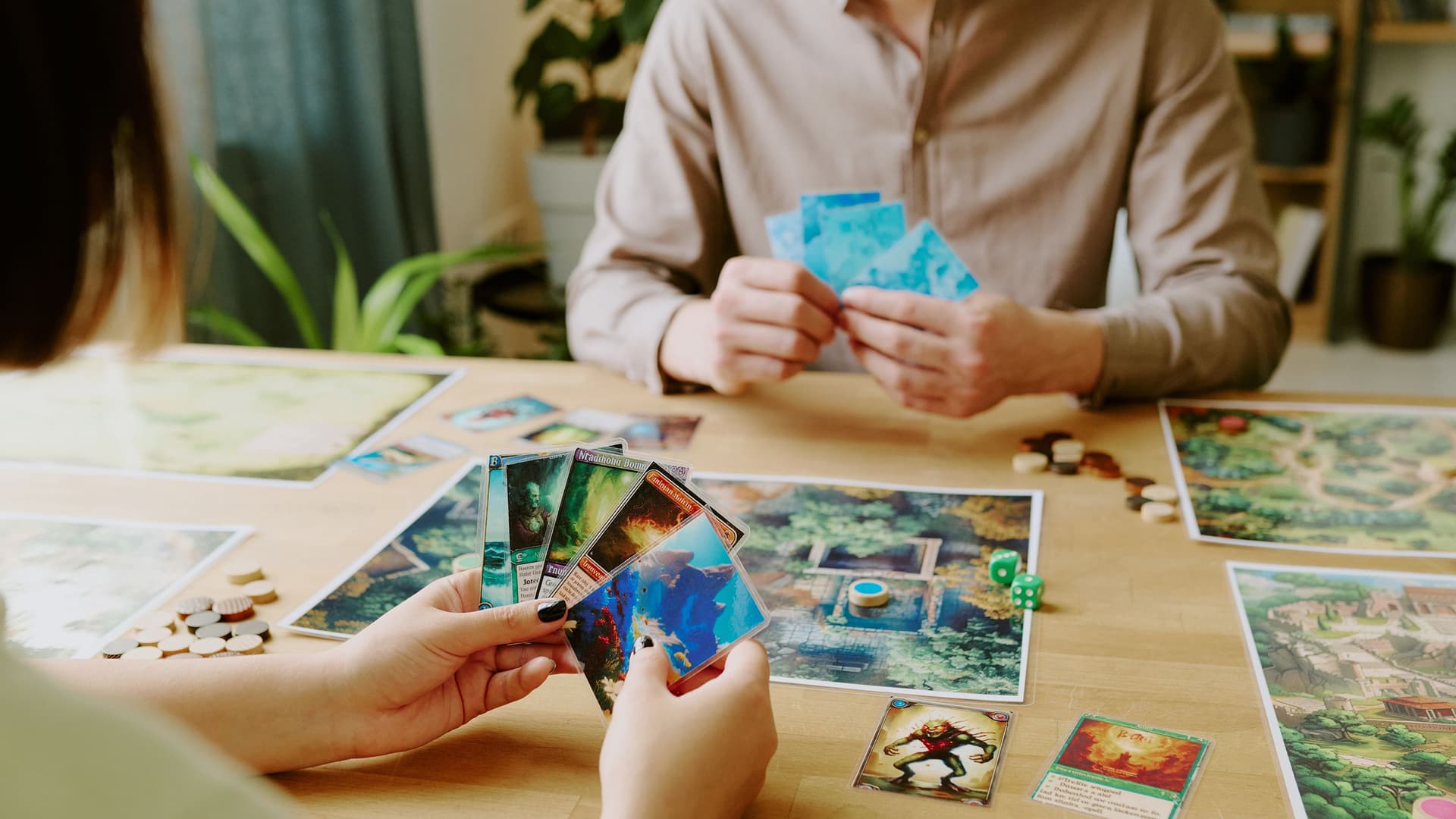 personen-beim-brettspiel-GI-2168958240-4000kb-original