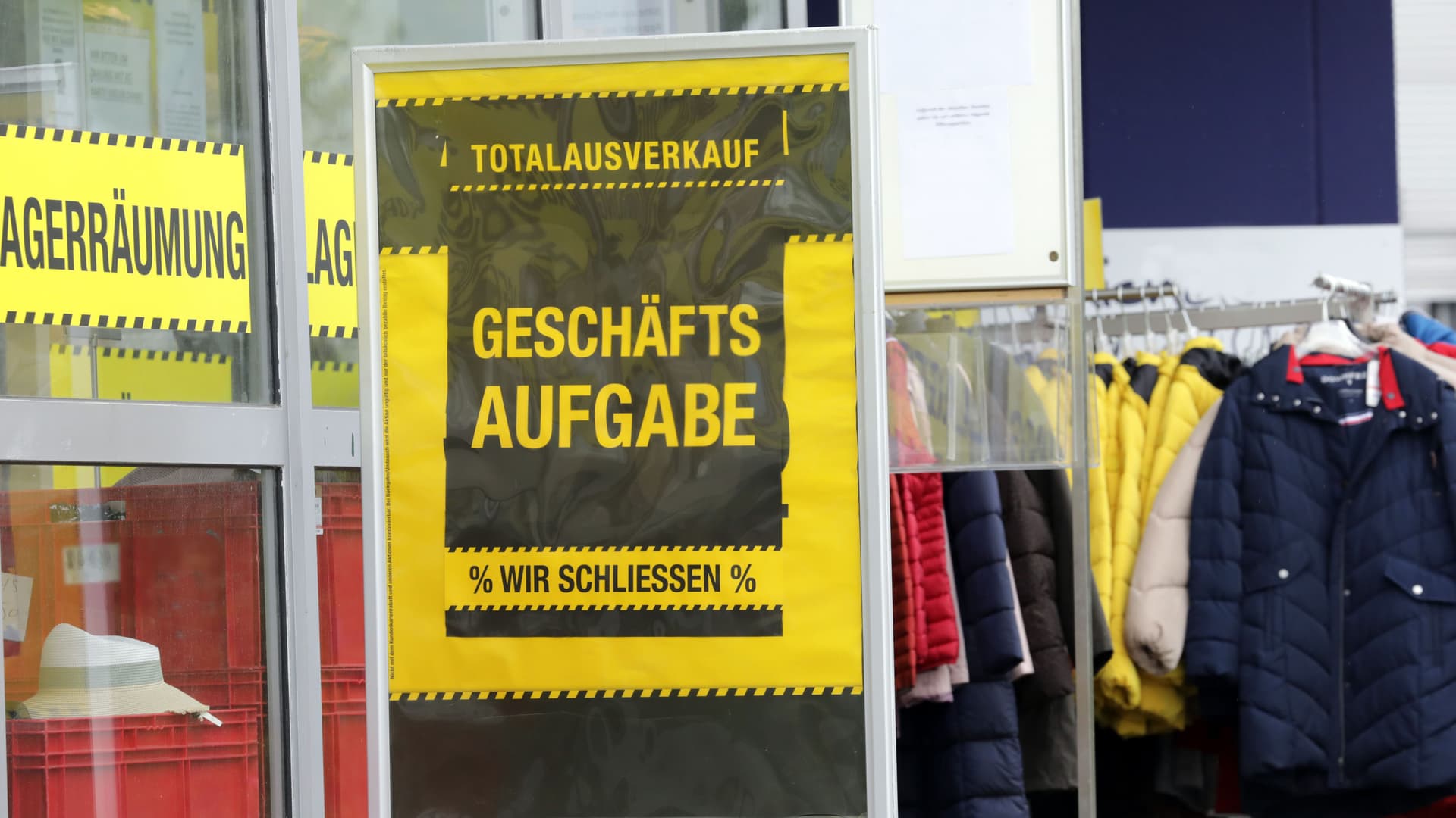 Plakat vor einem Laden mit der Aufschrift "Räumungsverkauf wegen Geschäftsaufgabe"