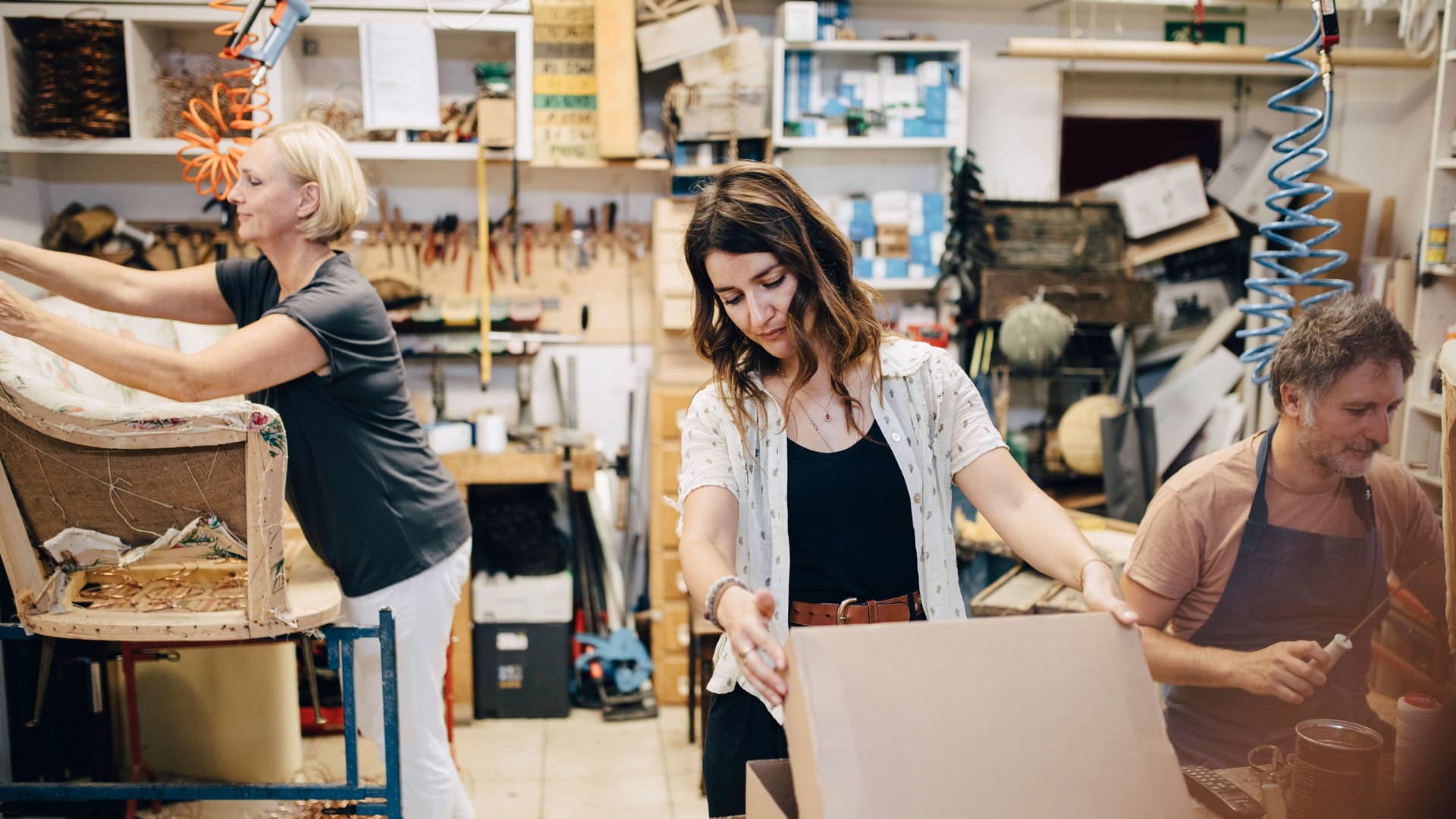 Männliche und weibliche Arbeitnehmer beim der Arbeit in eine Polsterwerkstatt
