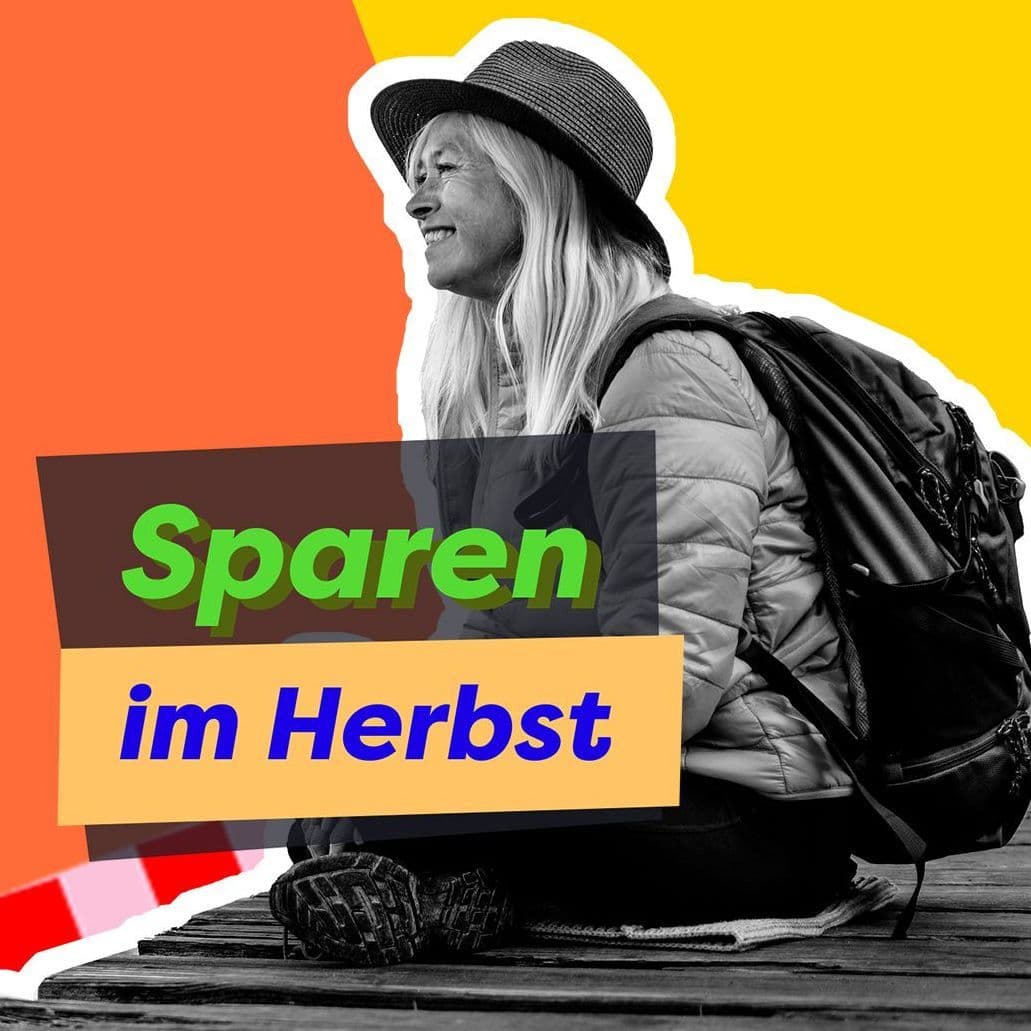 Eine Frau mit Rucksack sitzt auf einem Steg. 