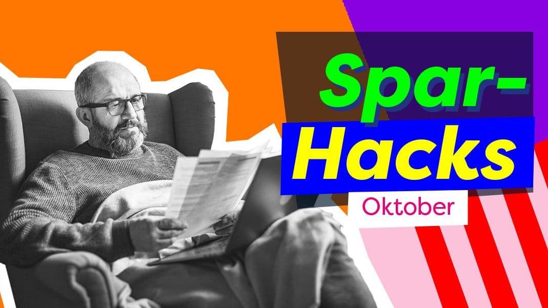Ein älterer Mann mit grauem Vollbart und Lesebrille sitzt in einem Sessel mit dem Laptop auf dem Schoß und schaut auf mehrere Papierdokumente. 