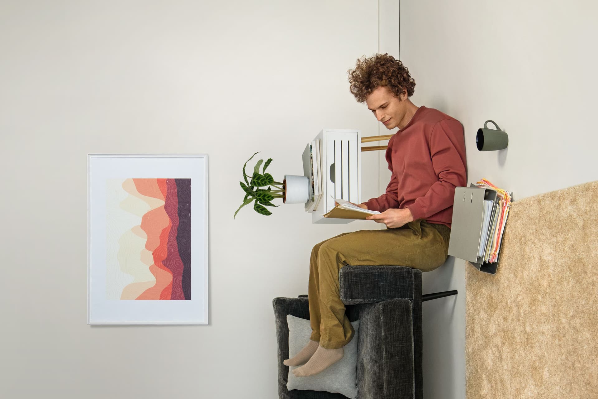 Ein Mann liegt mit dem Rücken auf dem Boden und hat die Beine auf ein Sofa gestützt