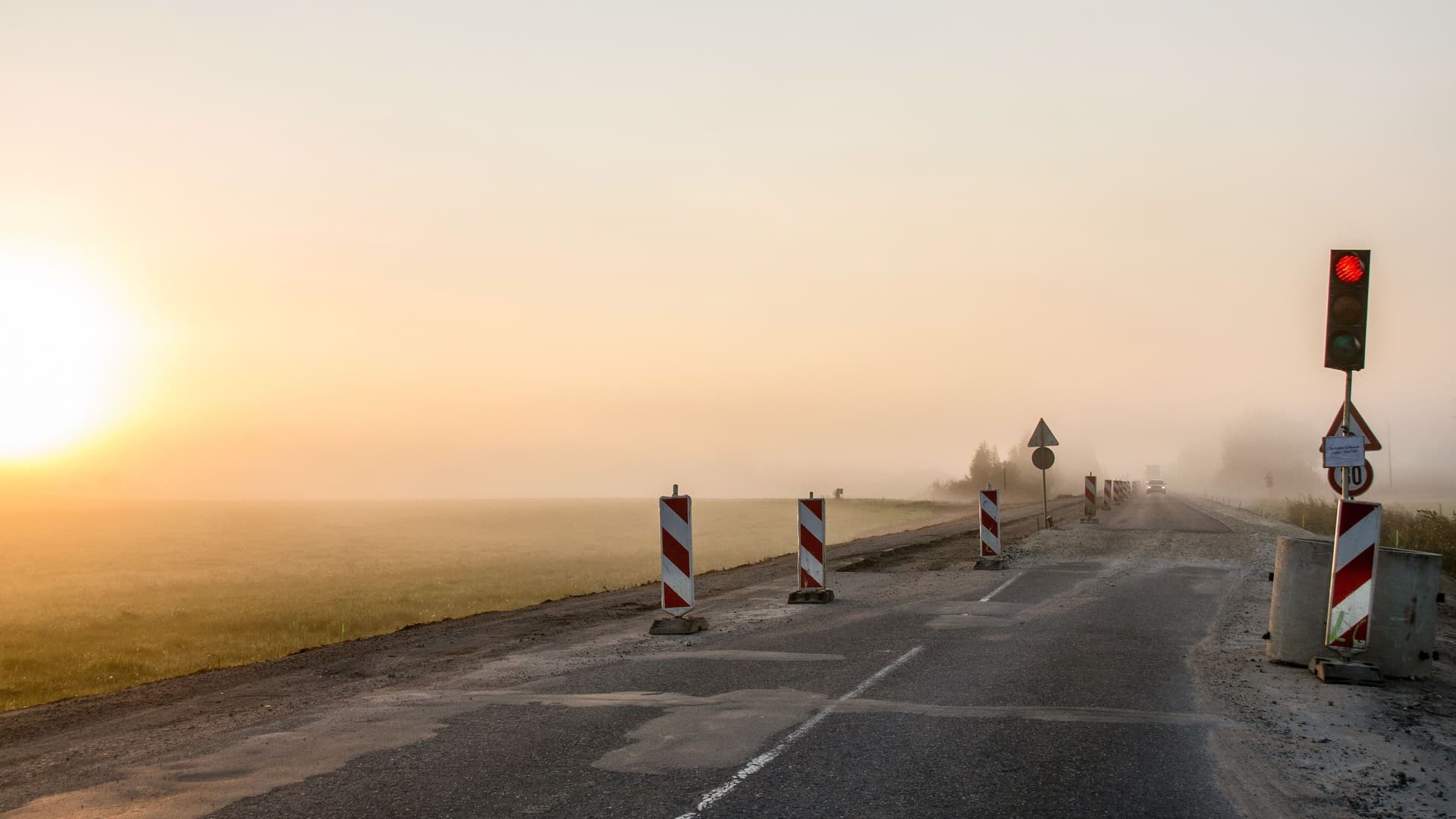 Bauarbeiten auf Landstraße im Nebel