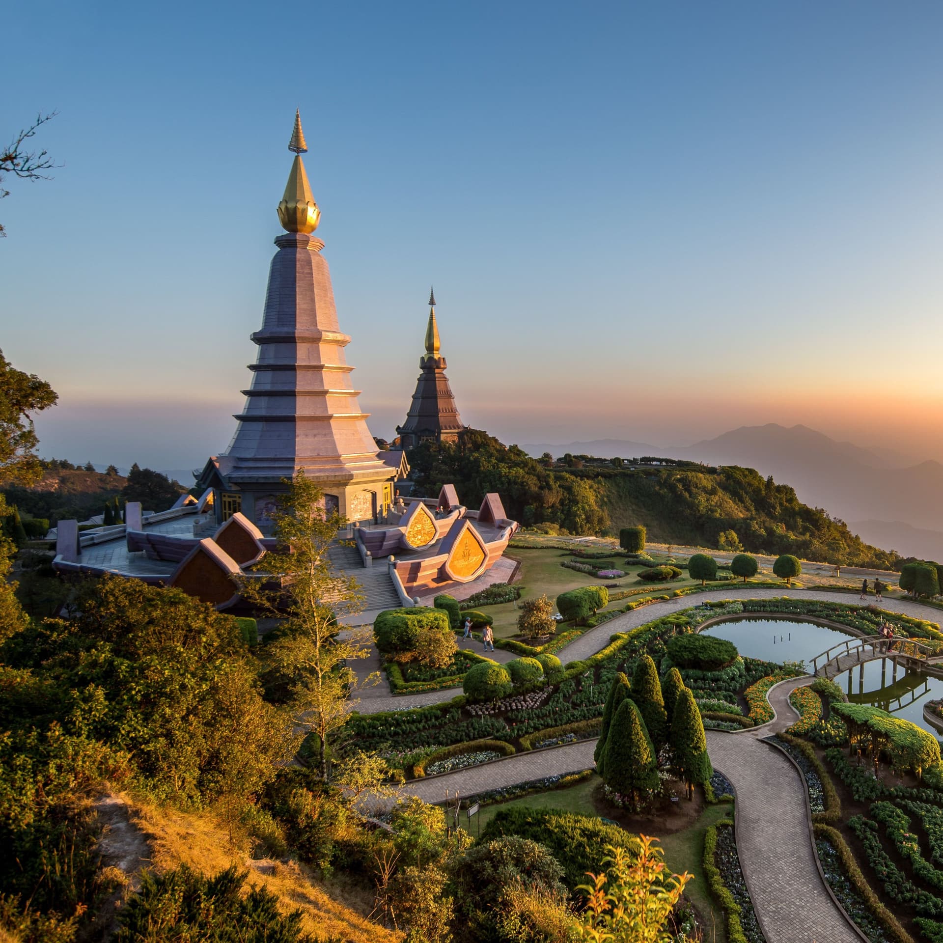Pagode in Thailand im Sonnenuntergang.