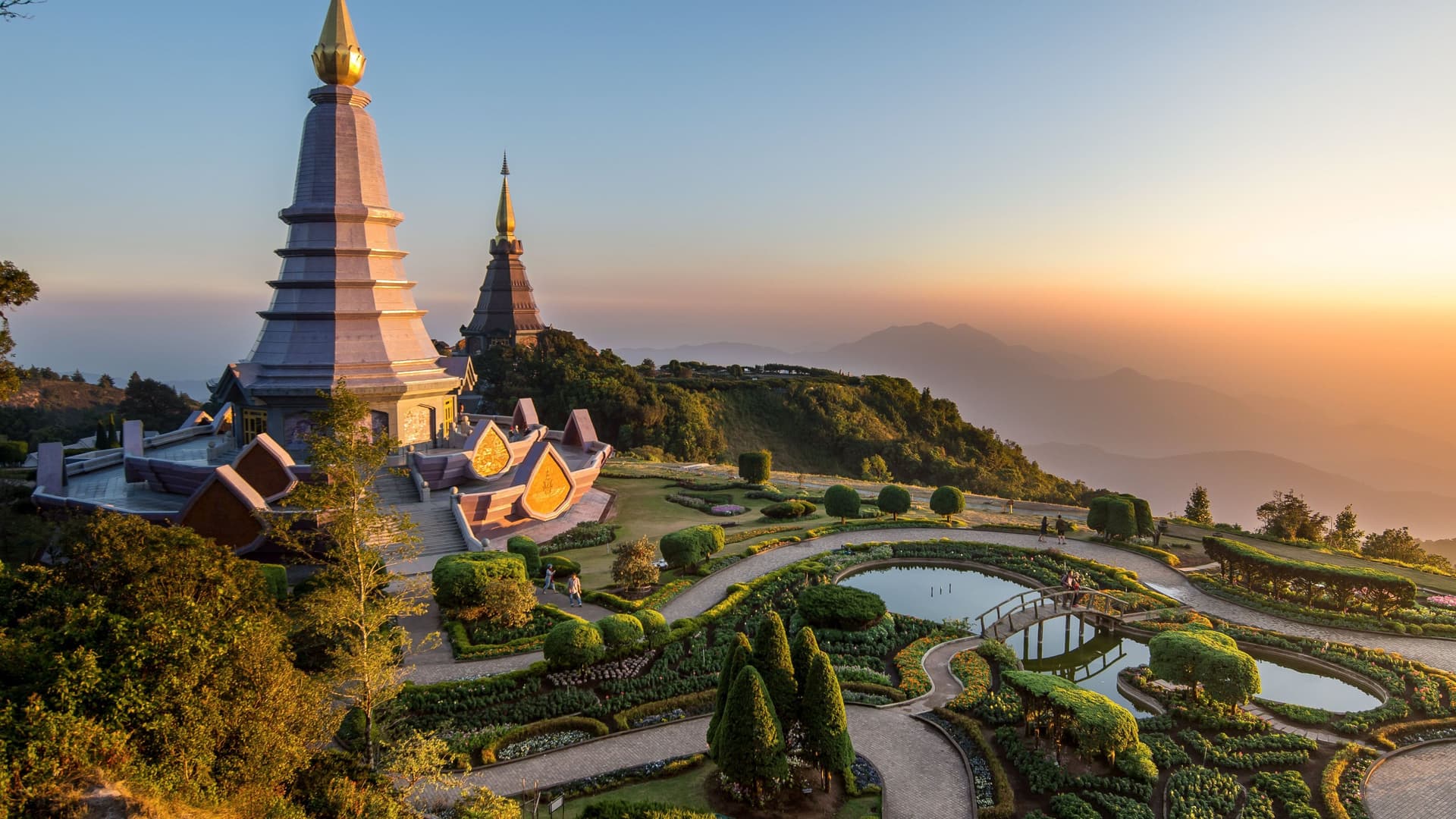 Pagode in Thailand im Sonnenuntergang.