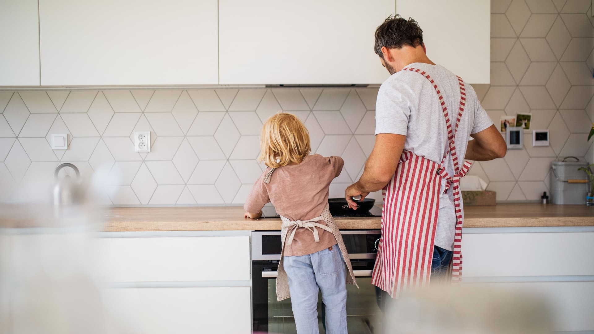 Vater und Kind kochen zusammen