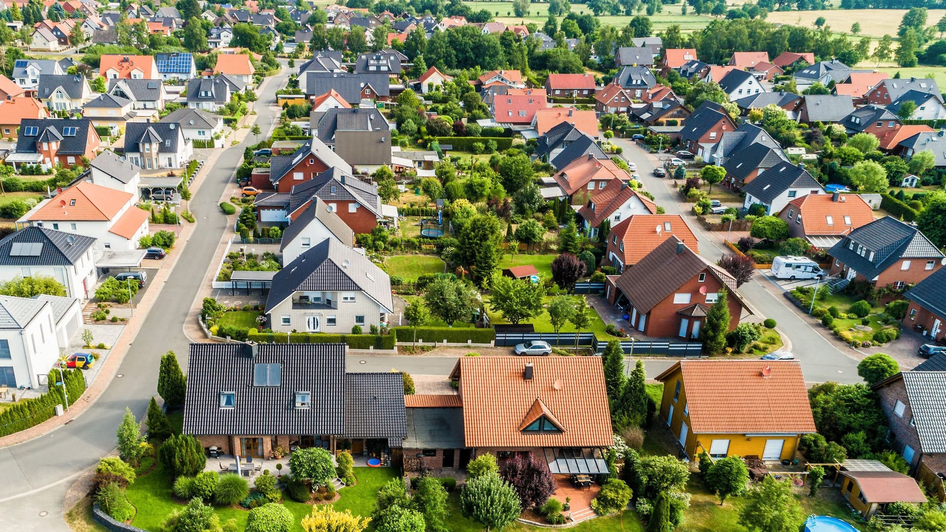 Vorortsiedlung mit Einfamilienhäusern aus der Vogelperspektive.