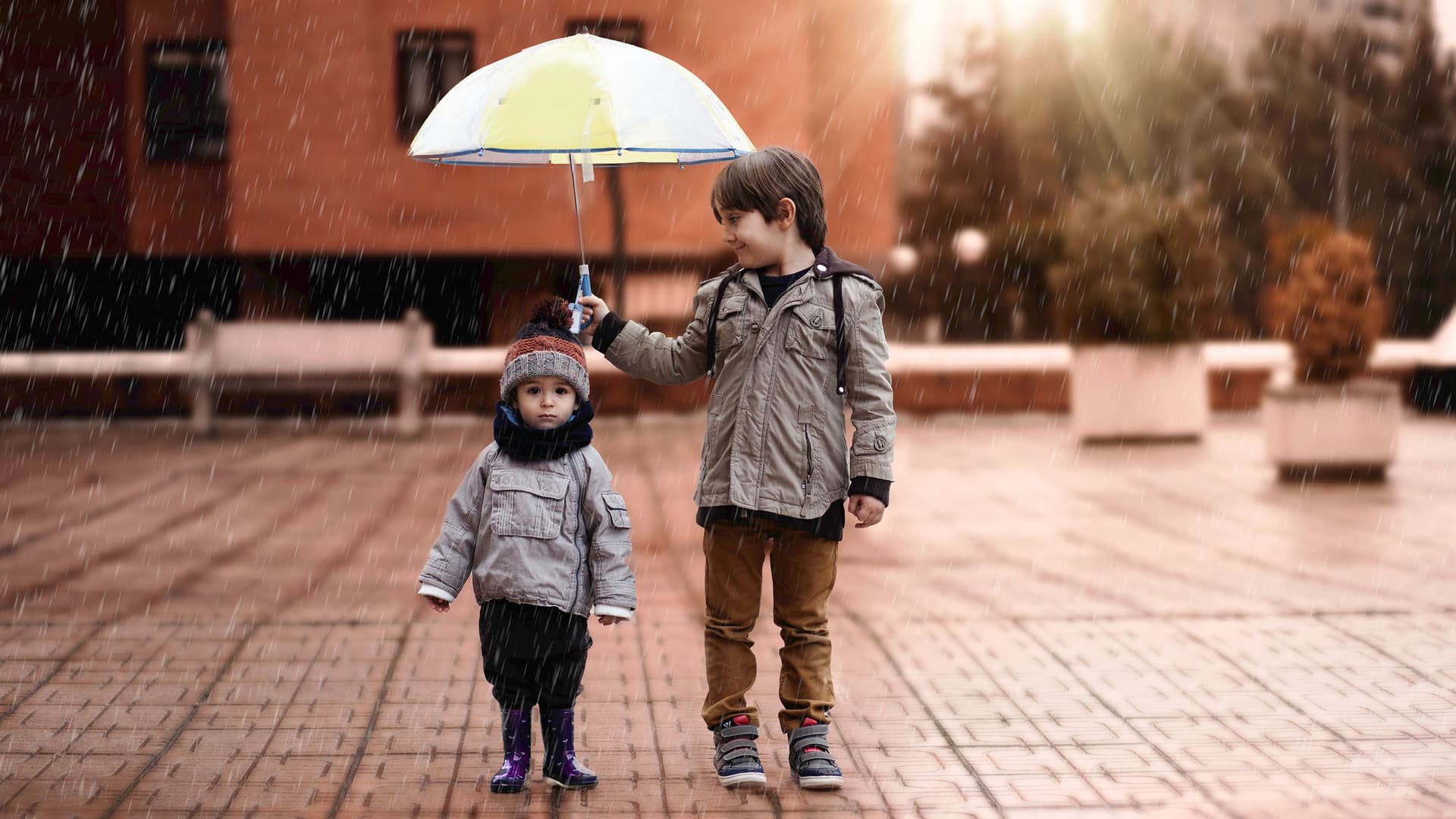 zwei-kinder-mit-regenschirm-im-regen-GI-910061122-4000kb-original