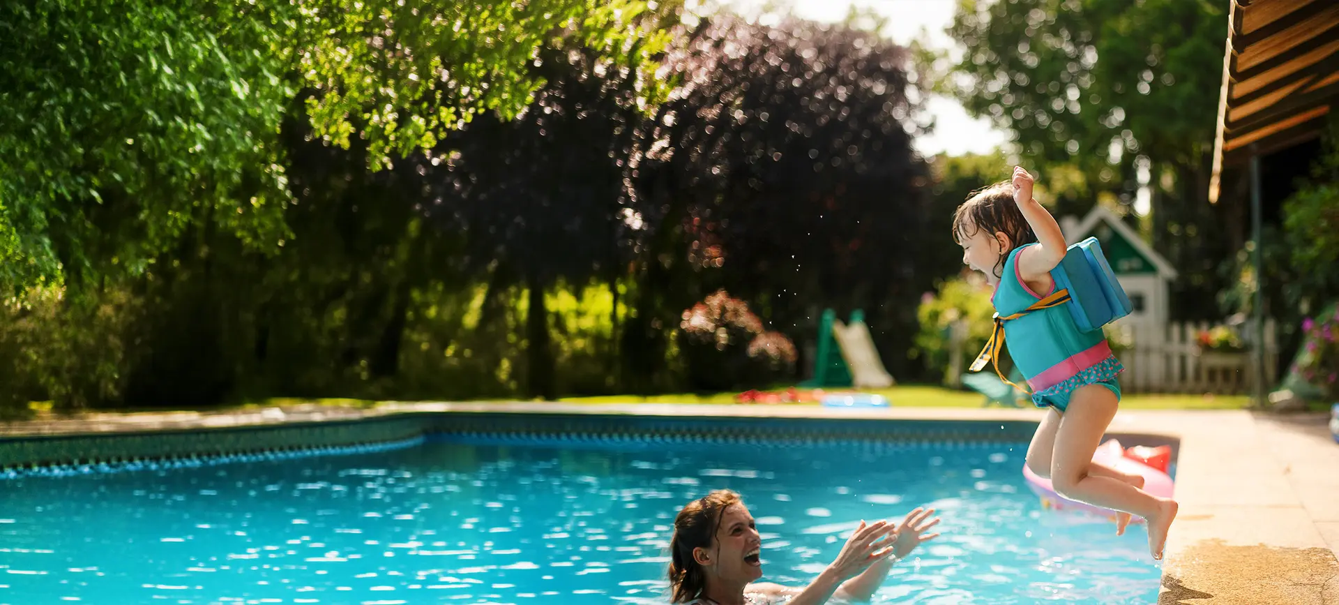 Kleines Mädchen springt in Pool
