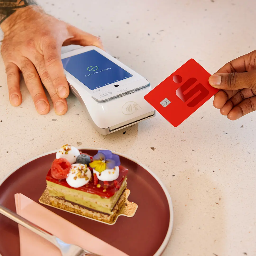 Sparkassen-Card wird kontaktlos an Kartenlesegerät gehalten, Autorisierung erfolgreich