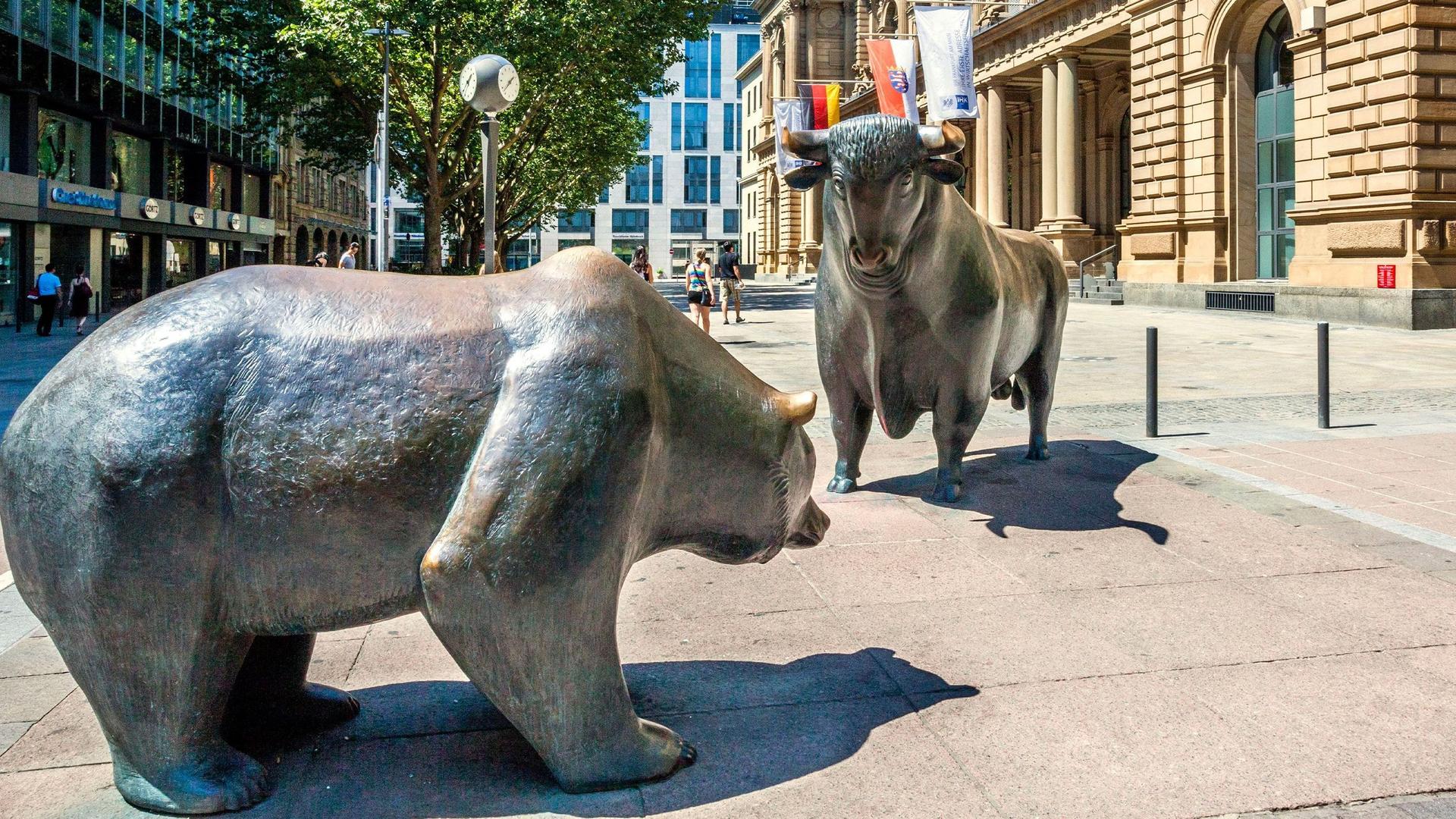 Bronzefiguren der Skulptur „Bulle und Bär“ auf dem Börsenplatz an der Wertpapierbörse Frankfurt am Main