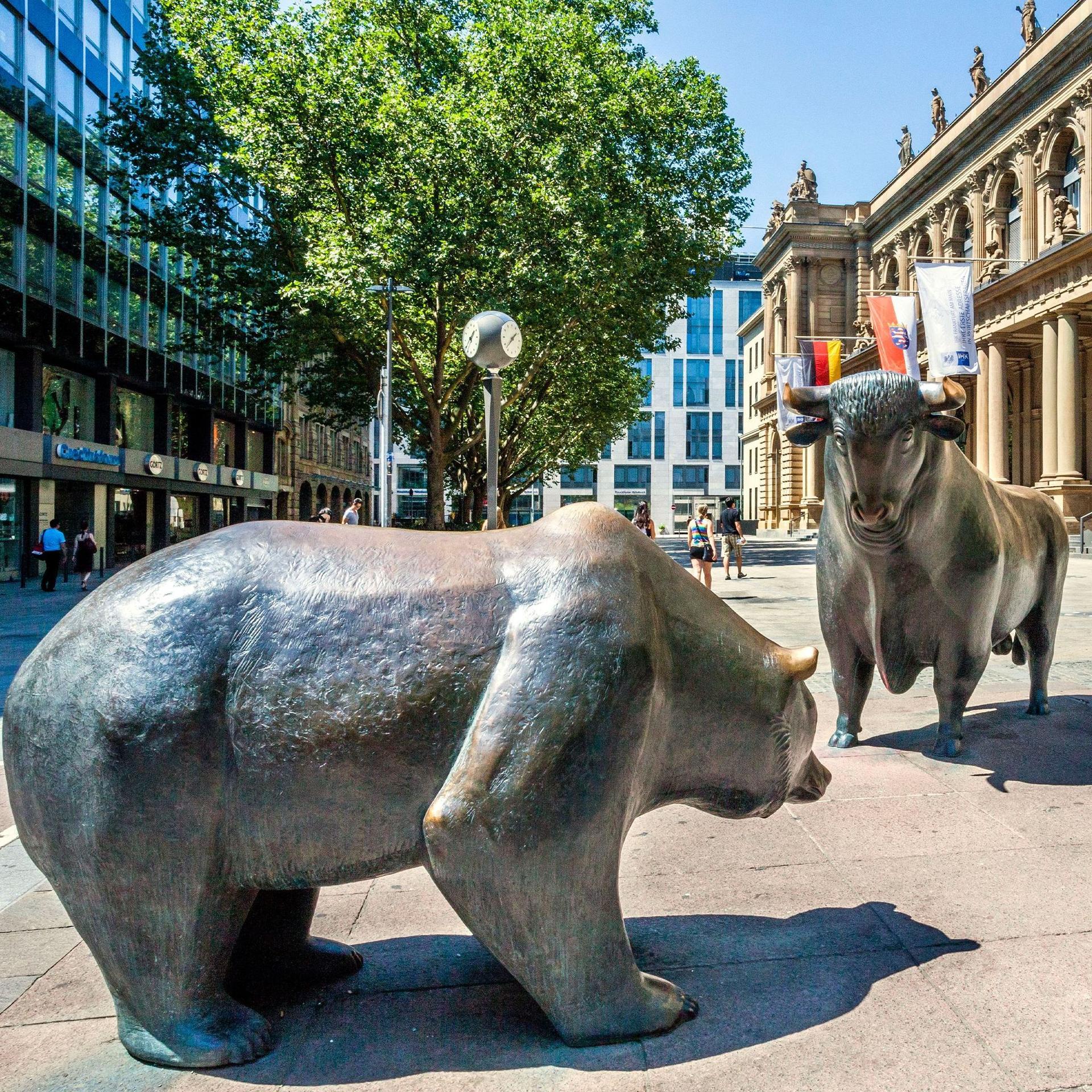 Bronzefiguren der Skulptur „Bulle und Bär“ auf dem Börsenplatz an der Wertpapierbörse Frankfurt am Main