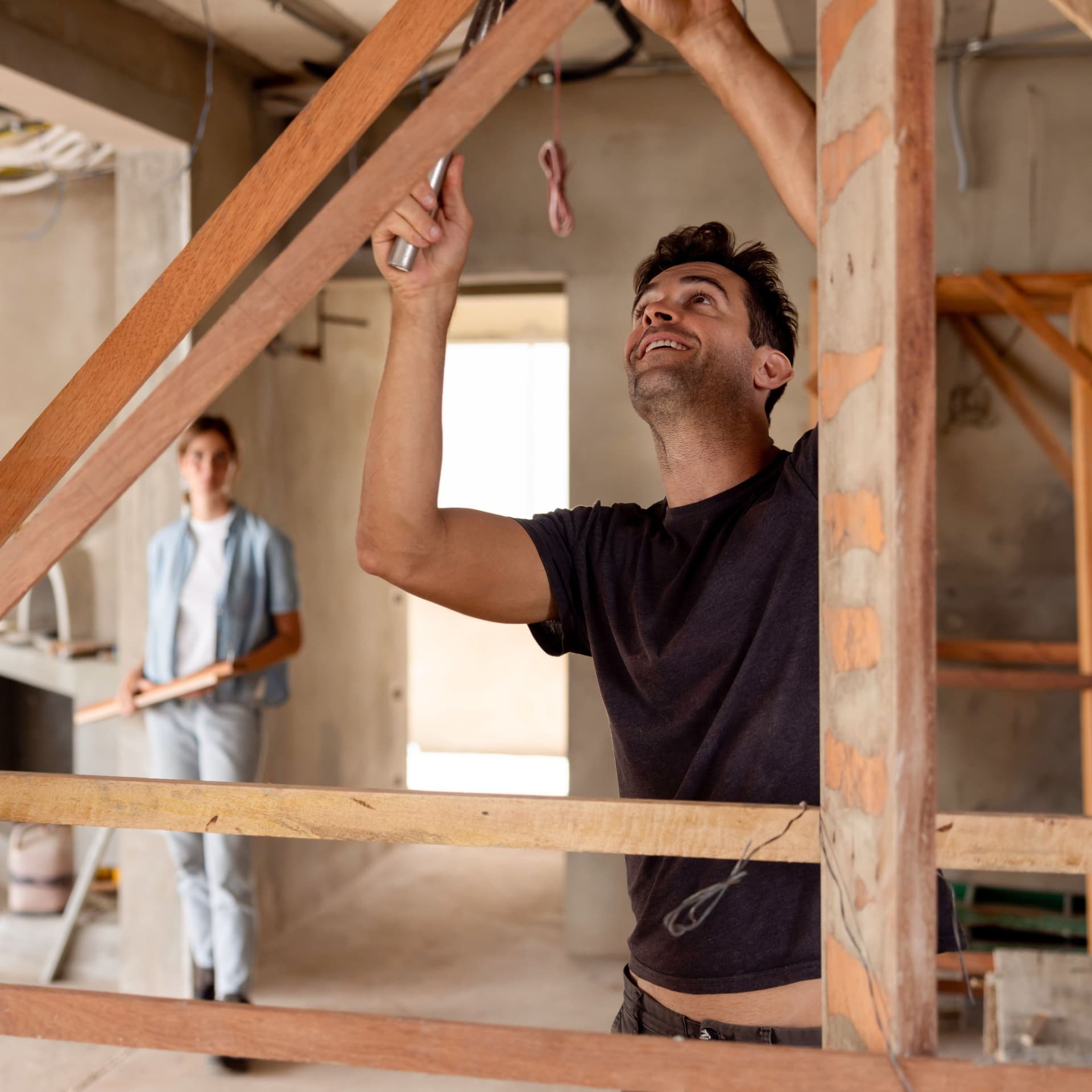 Junges Paar beim Ausbau des Dachbodens