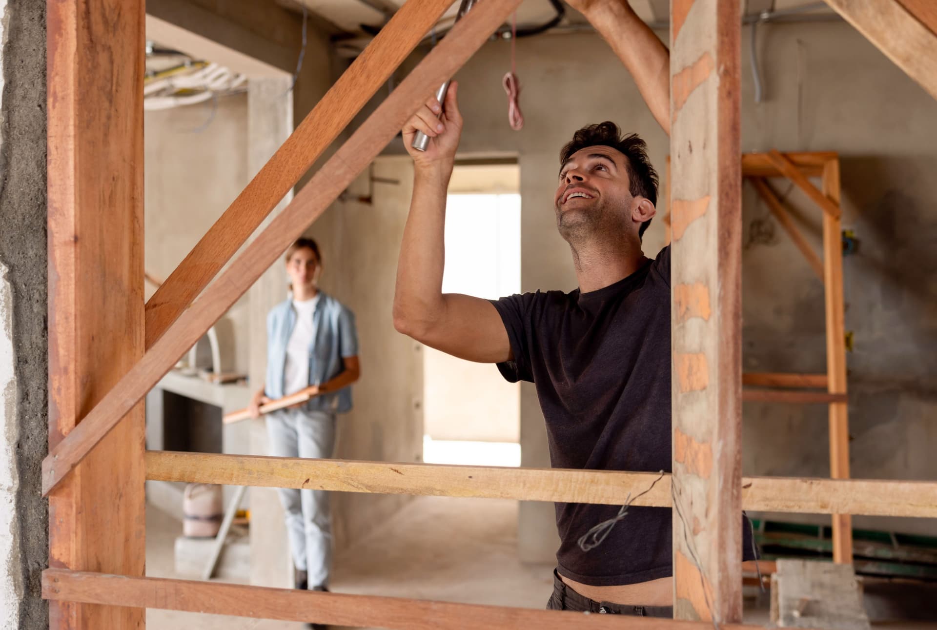 Junges Paar beim Ausbau des Dachbodens