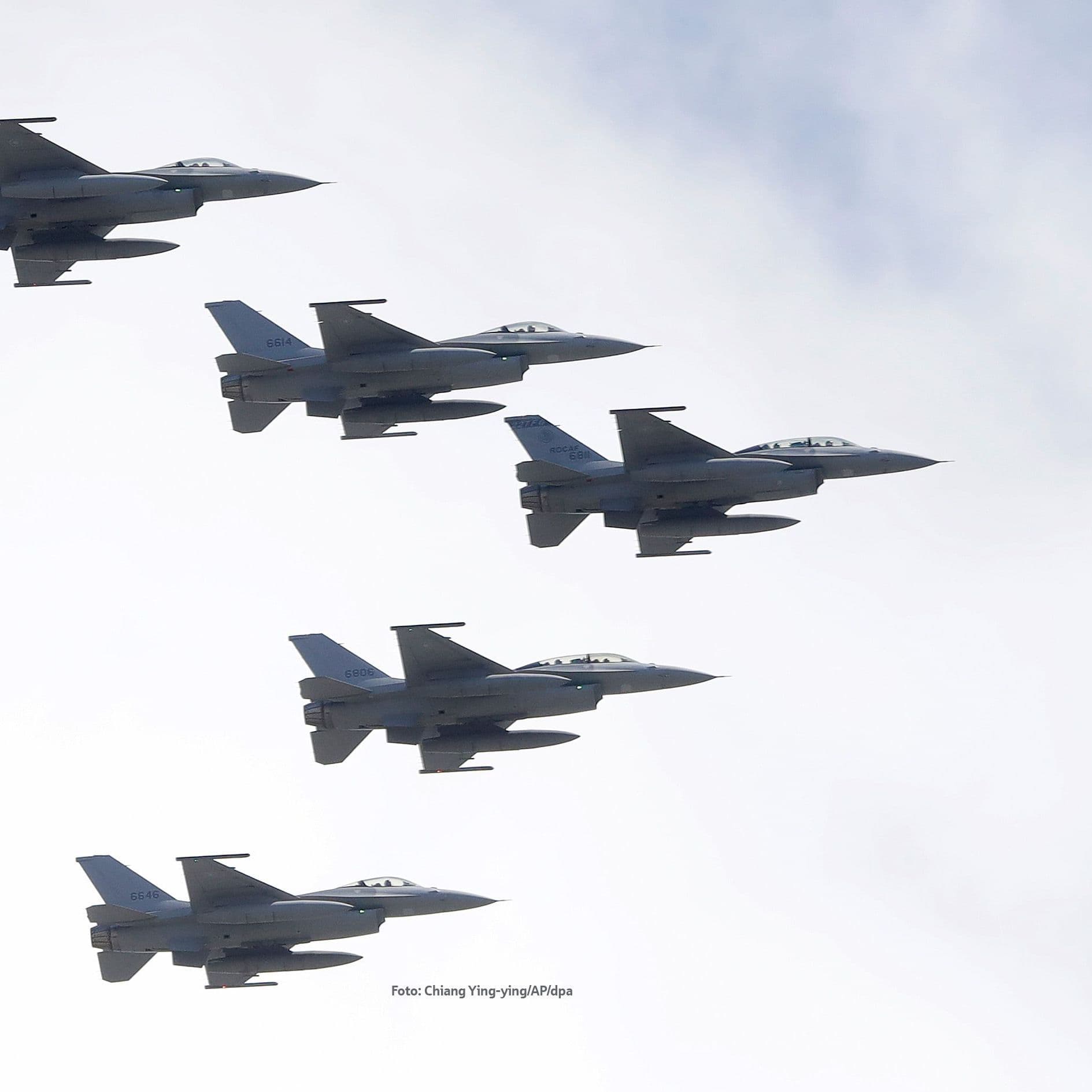 F-16-Kampfjets der Luftwaffe Taiwans fliegen in enger Formation über dem Präsidialamt