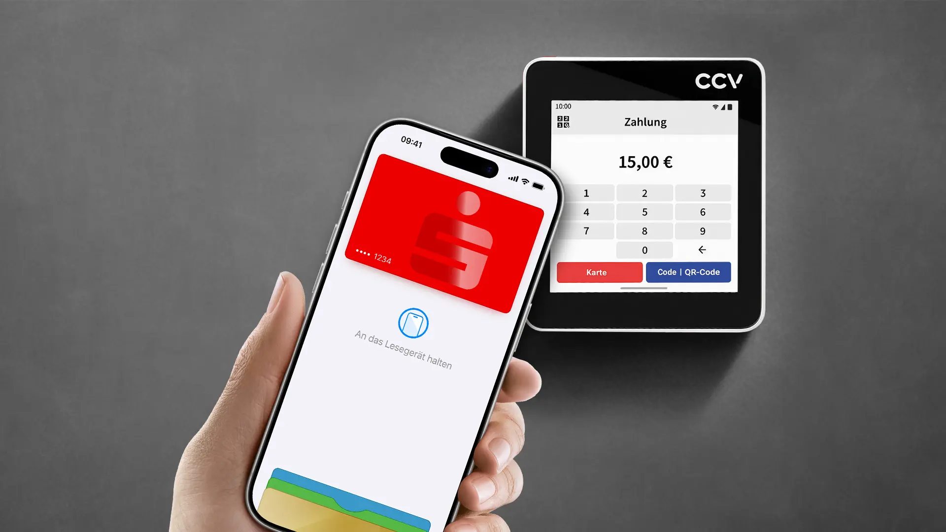 Eine Hand hält ein Smartphone mit einer Sparkassen-Karte, bereit für eine kontaktlose Zahlung an einem Terminal, das '15,00 €' anzeigt.