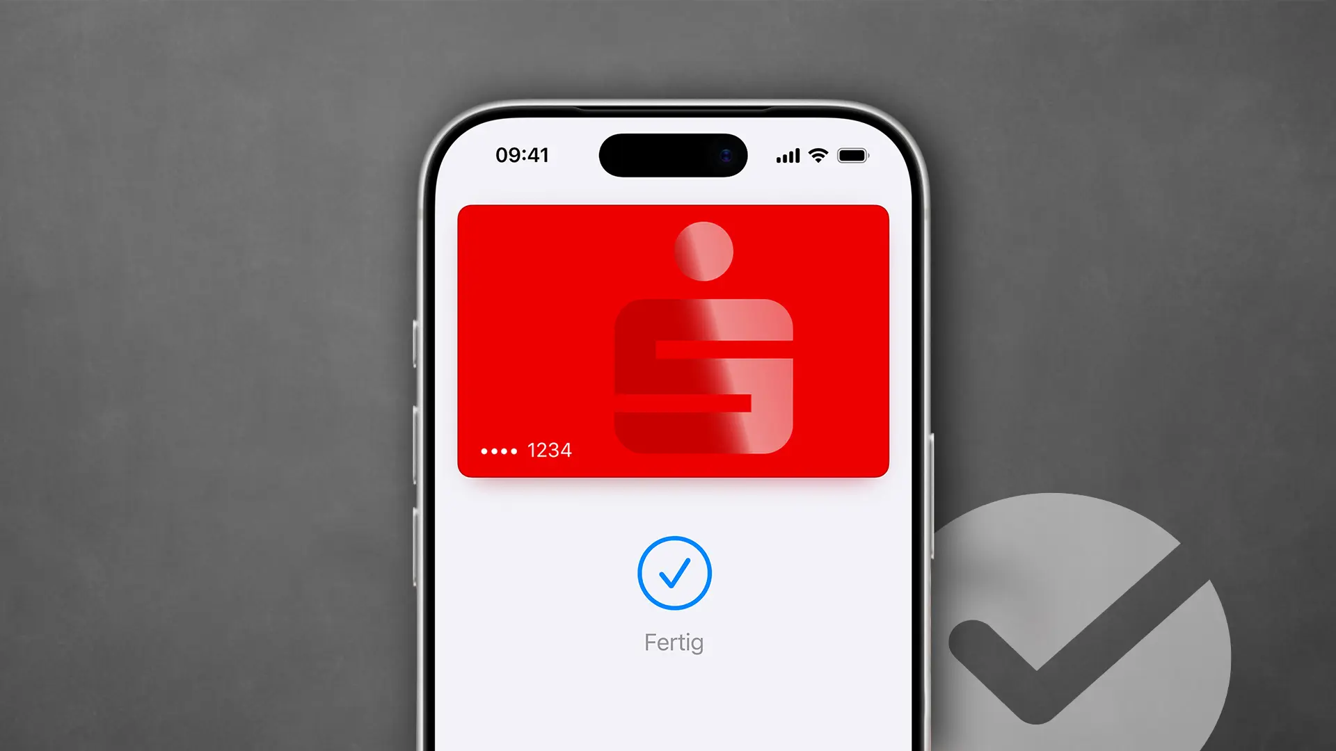 Ein Smartphone zeigt eine rote Sparkassen-Karte auf dem Bildschirm mit einem blauen Haken und dem Wort 'Fertig' darunter.