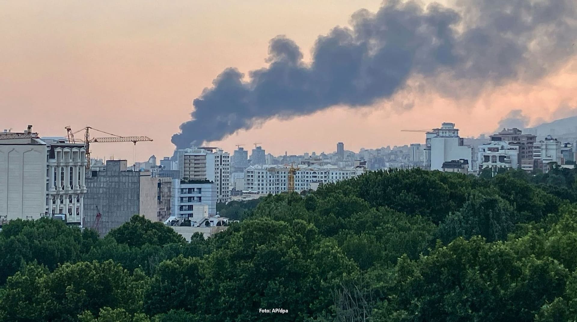 Foto einer Rauchsäule, aufgenommen in Teheran