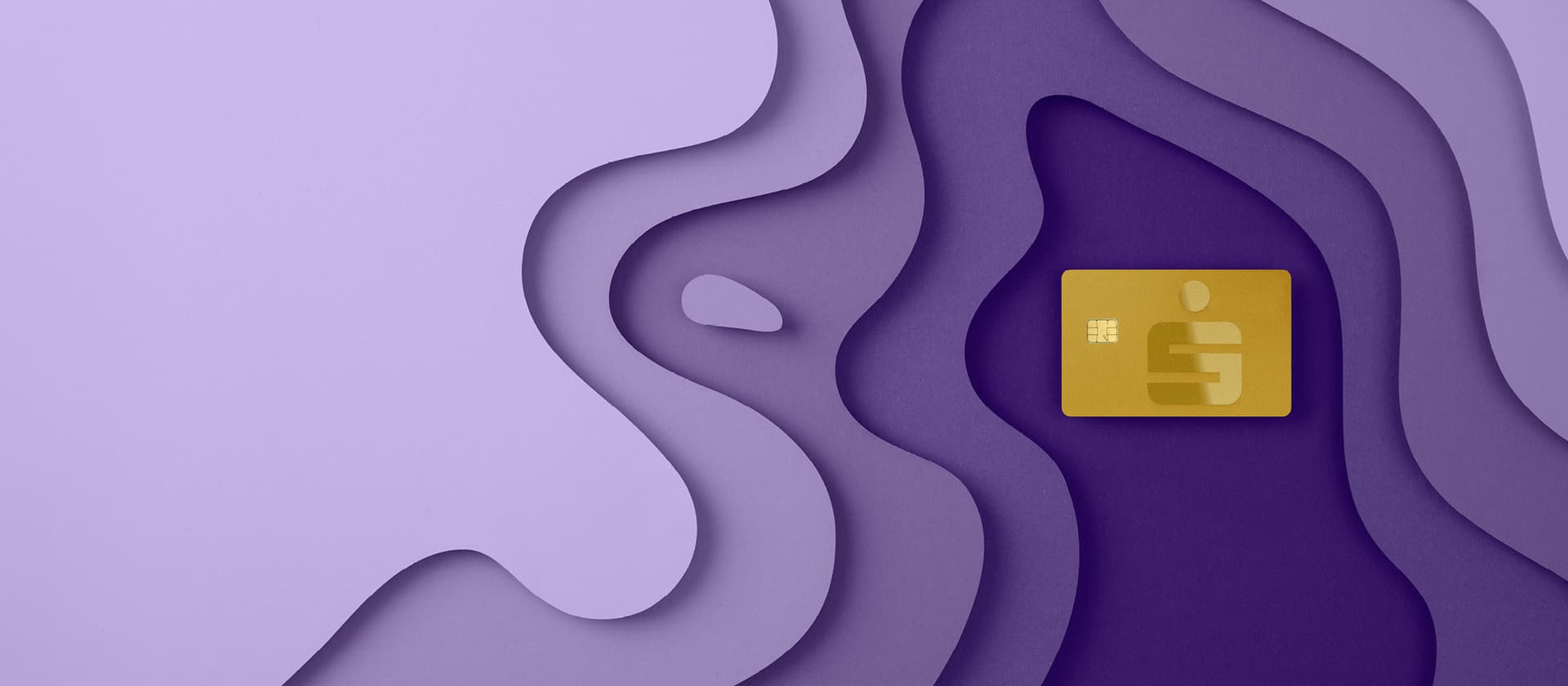 Goldene Sparkassen-Kreditkarte auf abstrakt geschwungenem Hintergrund in Lila- und Violetttönen