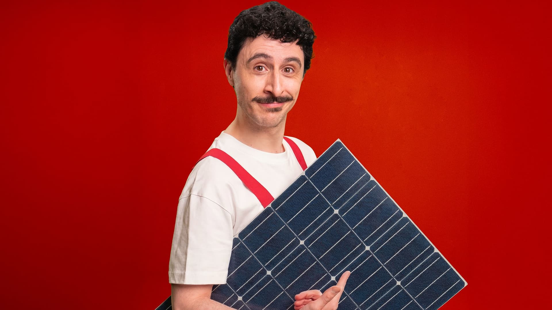 Mann mit Sonnenpanel vor rotem Hintergrund.