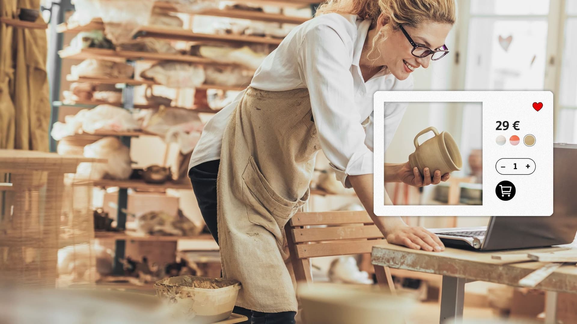 Eine Frau steht in einer Töpferei. Sie hält eine Tasse in der Hand. Darüber liegt ein Fokusfenster, mit Preis und Produktbeschreibung.