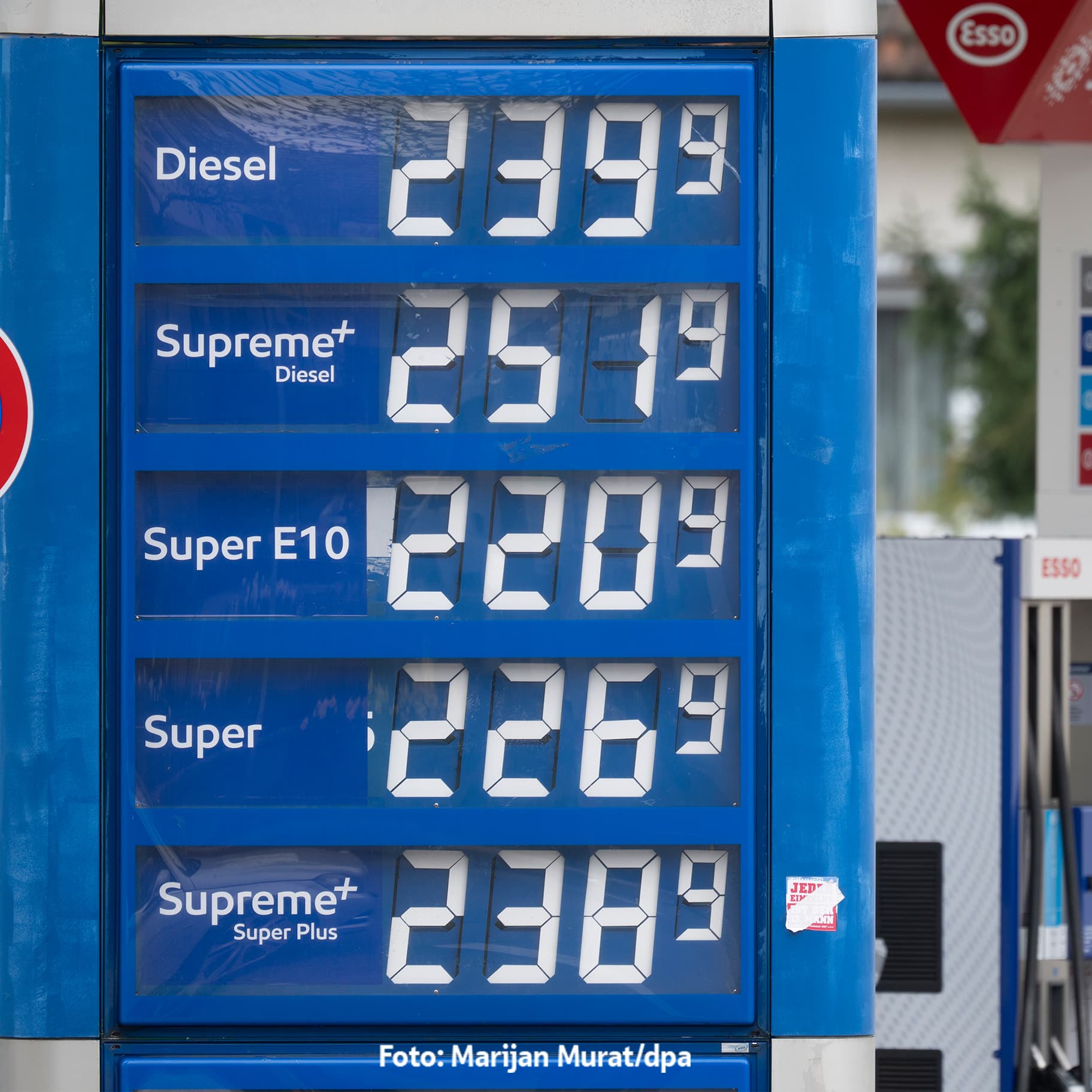 Preisanzeige einer Esso-Tankstelle: Diesel 2,39 €, Supreme+ Diesel 2,51 €, Super E10 2,20 €, Super 2,26 €, Supreme+ Super Plus 2,38 € pro Liter. Im Hintergrund die Zapfsäulen der Tankstelle.