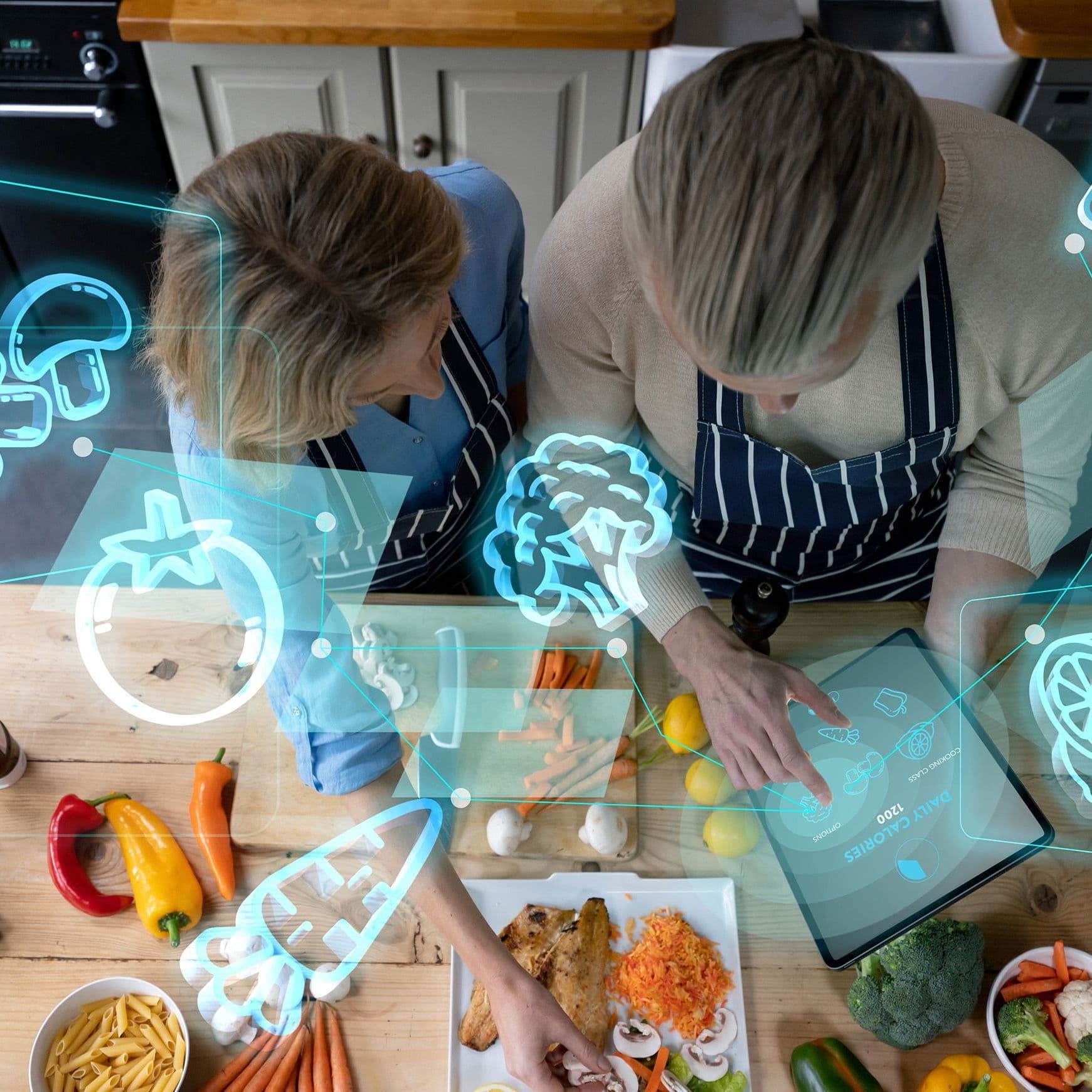 Ein älteres Paar in der Küche aus der Vogelperspektive fotografiert. Darüber liegt ein leuchtendes Bild mit verschiedenen Gemüsen.