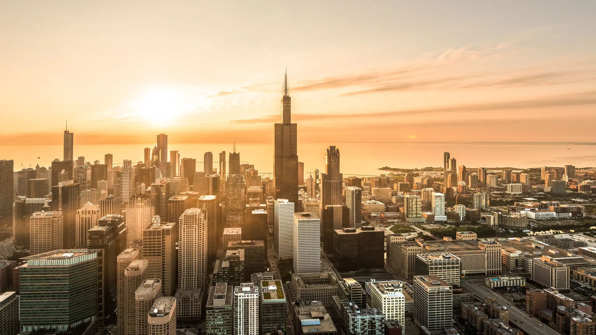Luftaufnahme der Skyline von Chicago bei Sonnenaufgang.