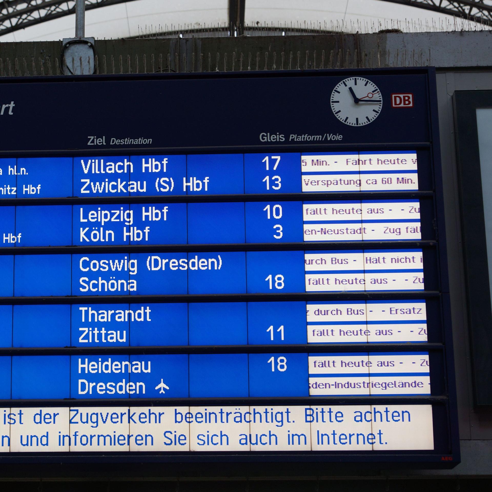 Eine Anzeigetafel auf einem Bahnhof, mit dem inweis auf einen Bahnstreik der GDL und Zugausfällen.