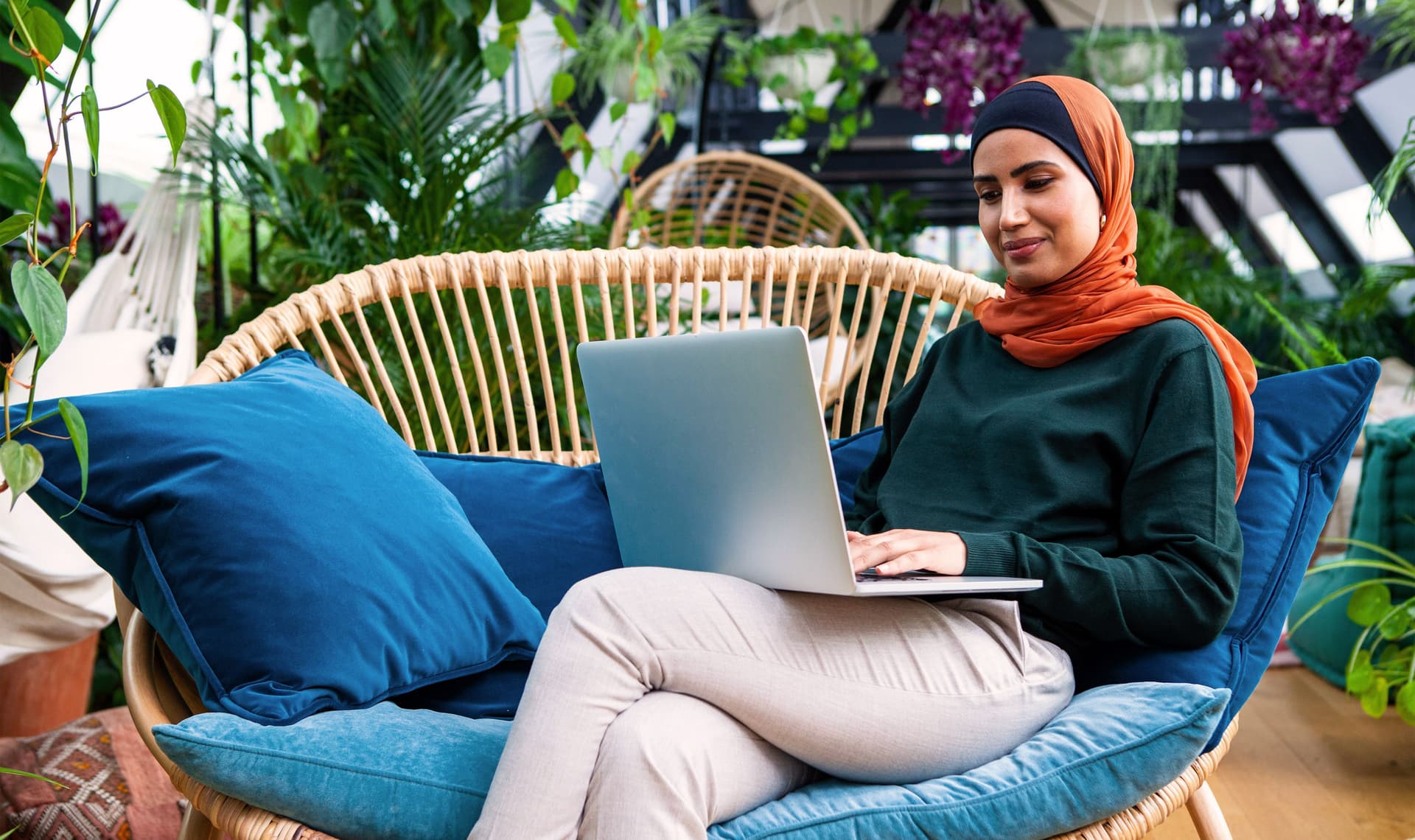 Frau mit Kopftuch mit Laptop zu Hause