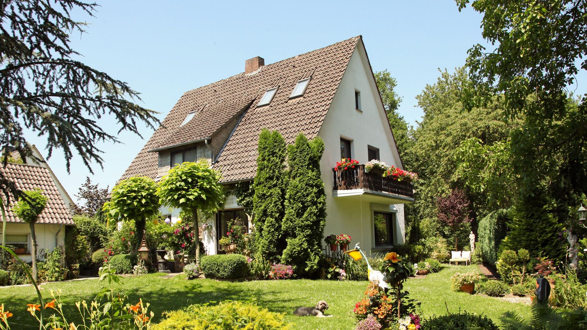 Einfamilienhaus mit großem grünen Garten.
