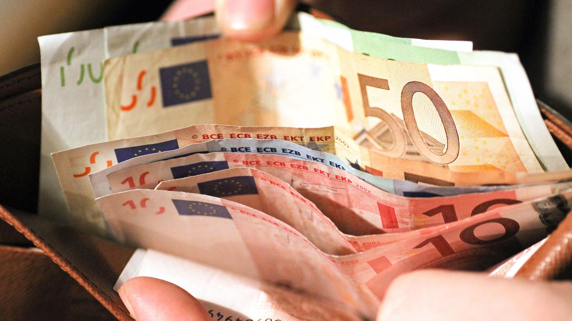 Blick von oben auf verschiedene Euro Geldscheine in einer Brieftasche
