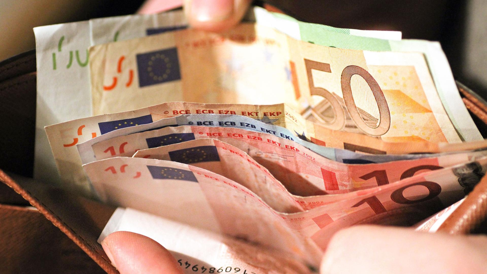 Blick von oben auf verschiedene Euro Geldscheine in einer Brieftasche