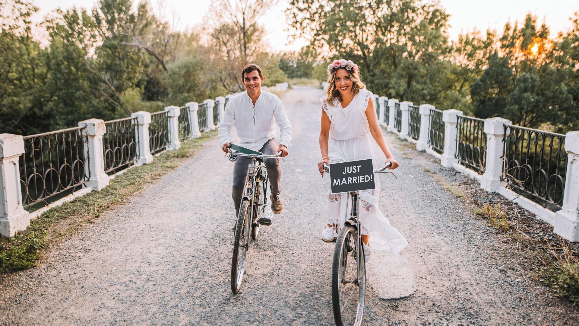 Frischvermähltes Brautpaar auf Fahrrädern